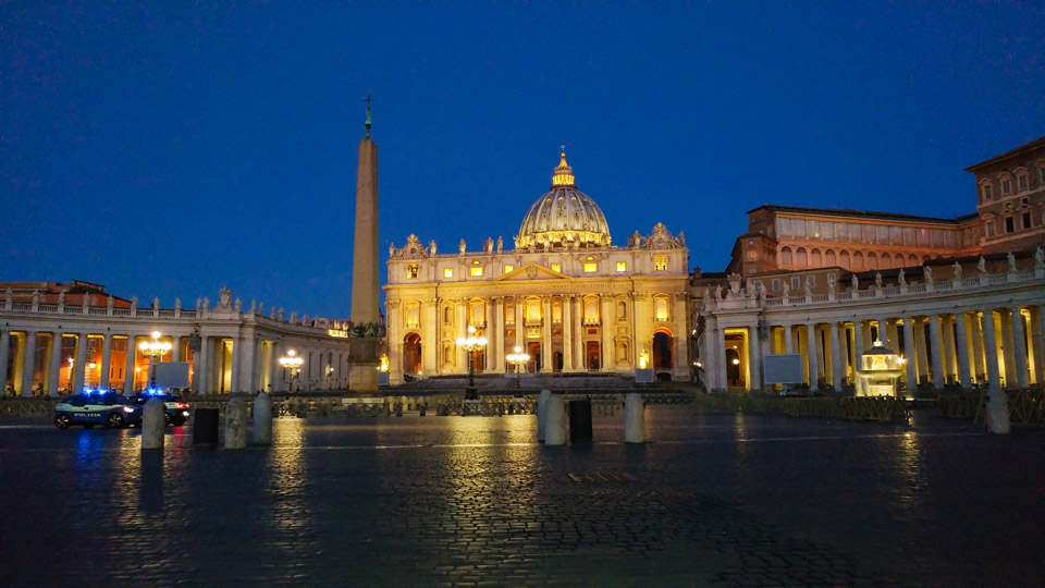Ватикан на рассвете, пустая площадь перед собором святого Петра